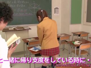 Japanska älskare sugande medlem i klassrummet: fria kön af